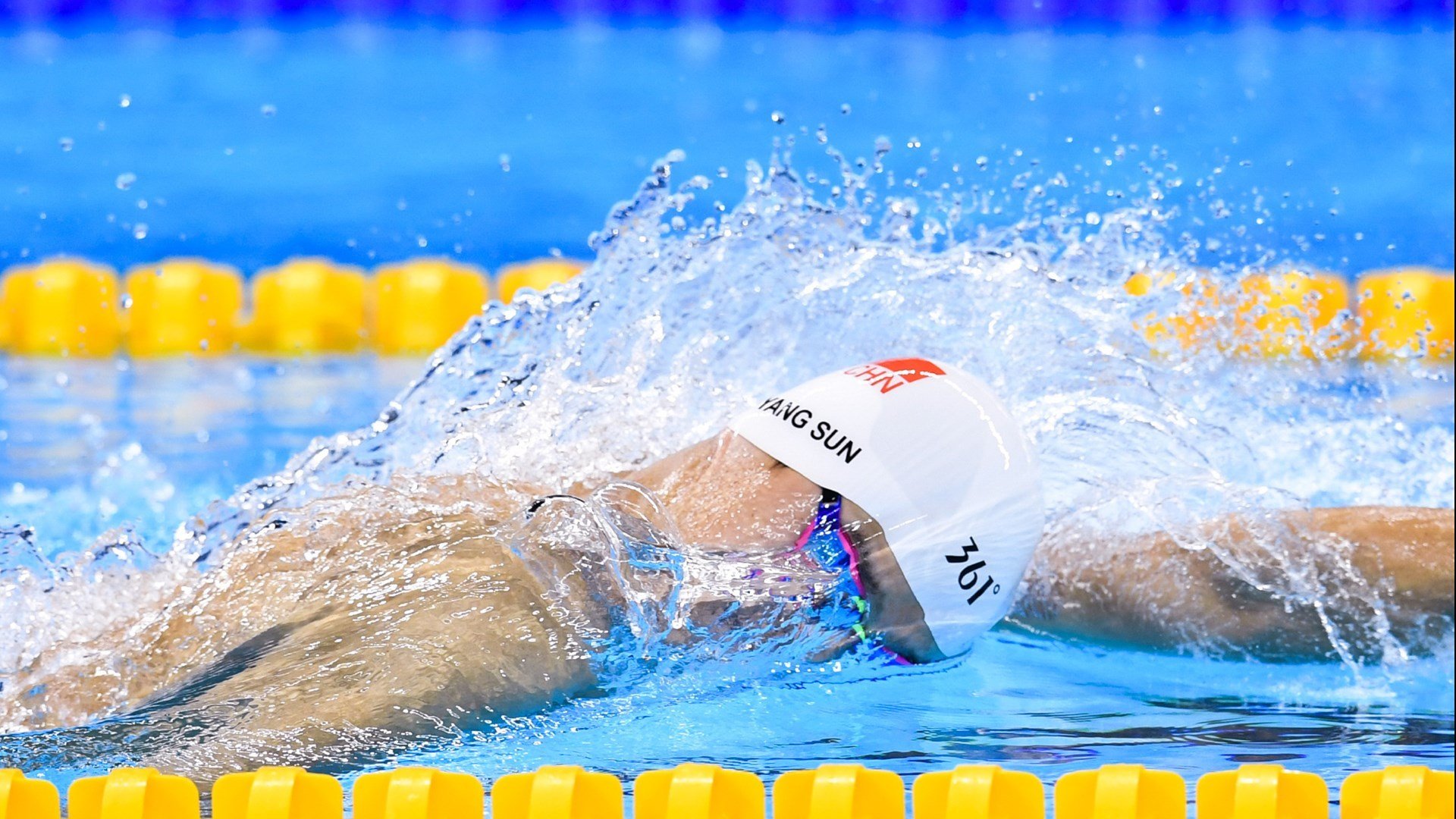 赛道上的毫厘之争，法拉利险胜哈斯，维斯塔潘展现王者风范